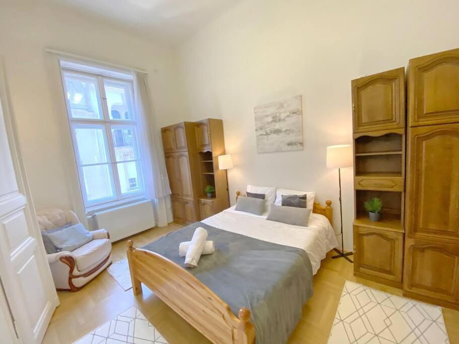 Spacious Andrassy Appartement *